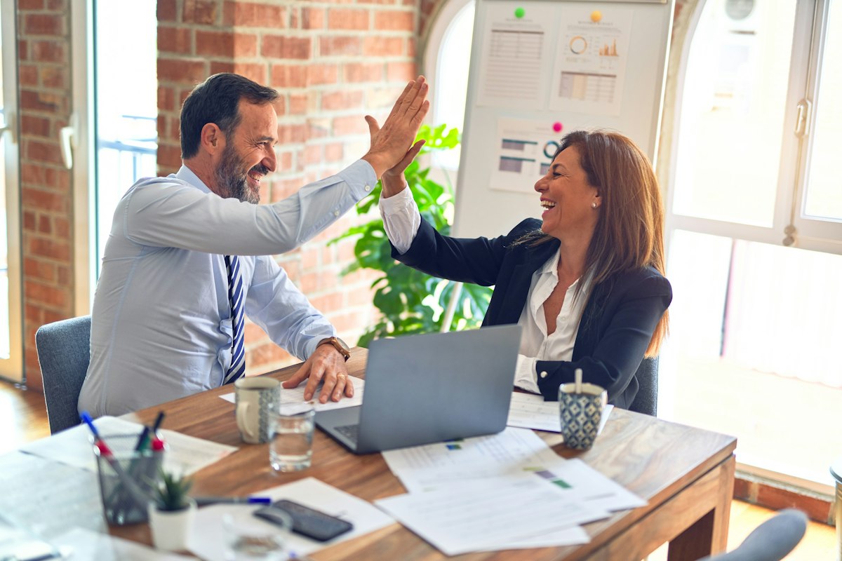 Nhóm chuyên gia cộng tác trên Veracia